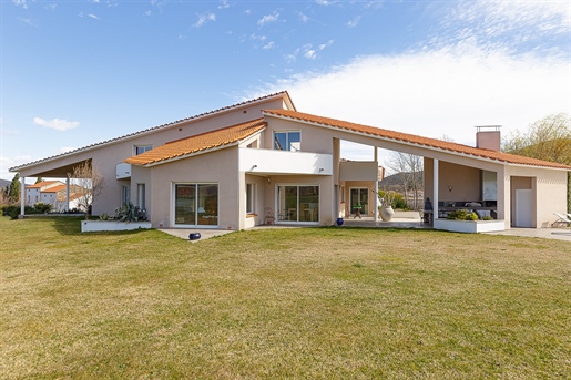 Ideally located in between the Mediterranean Sea and the Pyrenees Ski resorts, overlooking the mount