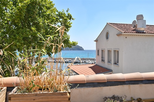 Rare and unique location for this beautifully presented townhouse of approximately 108 m2, the prope