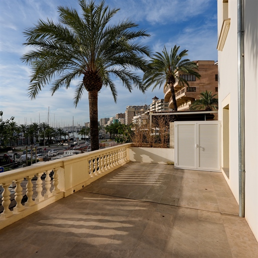 Cet appartement au design moderne offre une vue spectaculaire sur la mer Méditerranée et le parfait