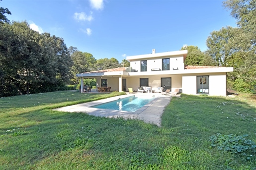 Located in a residential area, in absolute calm, close to the center, modern villa fully equipped wi