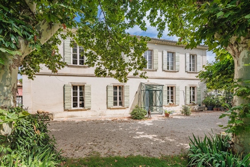 This bastide is ideally located close to shops and a school, making it a very practical and pleasant