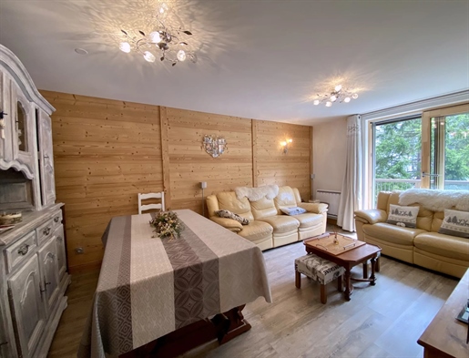 Located in a completely renovated condominium in Courchevel Village, close to the Aquamotion, the re