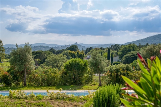 Grimaud - This property of 486 m2 (645 m2 in total) was built on a landscaped plot of 5,997 m2. A hi