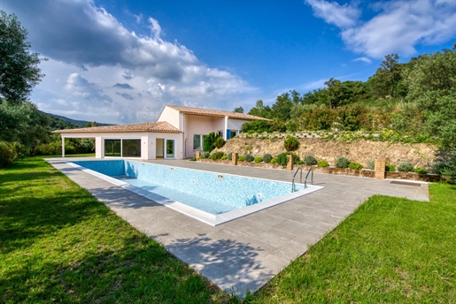 Grimaud - This property of 486 m2 (645 m2 in total) was built on a landscaped plot of 5,997 m2. A hi