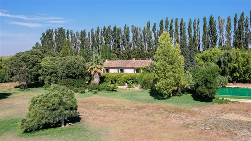 10 minutes from the center of Saint-Remy-de-Provence, this property extends over a vast green space,