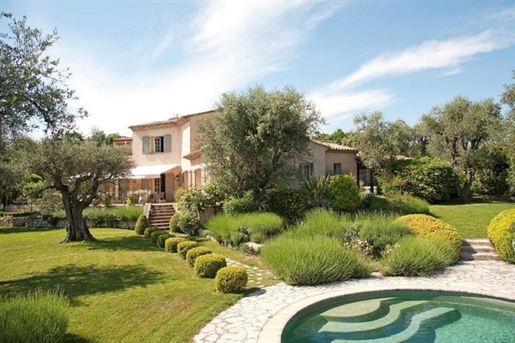 Cette belle et bien entretenue Bastide dans son pur style provençal bénéficie d’une vue imprenable 