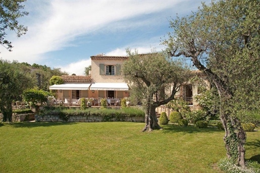 Cette belle et bien entretenue Bastide dans son pur style provençal bénéficie d’une vue imprenable 