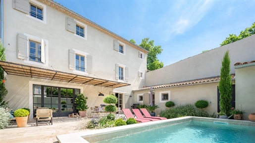 Just 2 minutes walk from the historic centre of Saint-R&eacute my-de-Provence, this enchanting villa