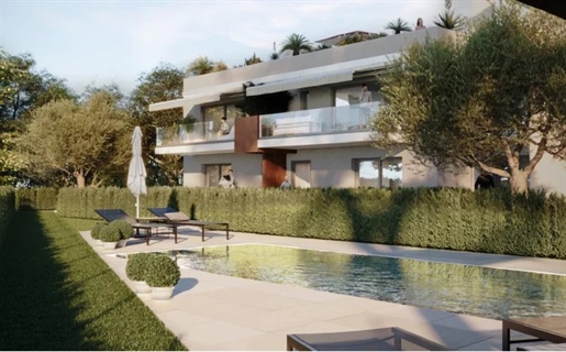 Located just a short walk from the village of Biot, this contemporary apartment/villa of 142m2, buil