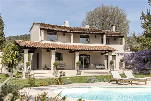 This charming villa, in absolute peace and quiet, has been renovated with great taste and offers a w