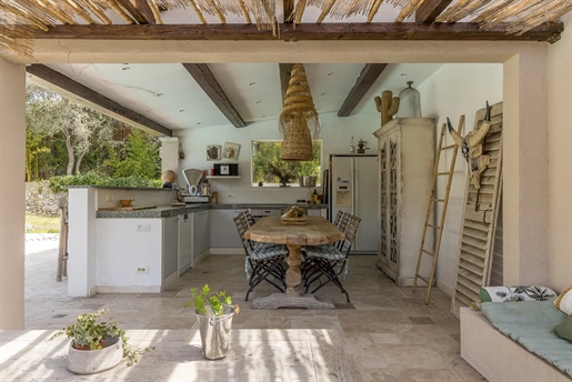 This charming villa, in absolute peace and quiet, has been renovated with great taste and offers a w