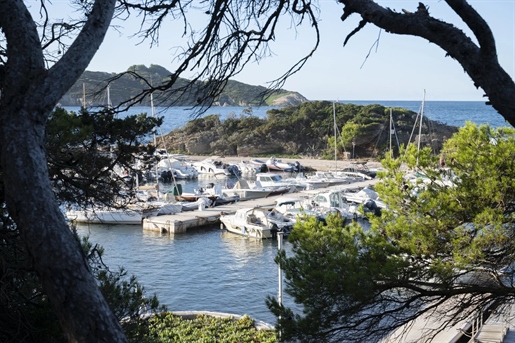 Une maison en bord de mer dans le domaine Polynésie, surplombant Port Auguier.

Vill de style prove