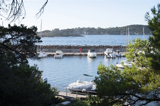 Une maison en bord de mer dans le domaine Polynésie, surplombant Port Auguier.

Vill de style prove