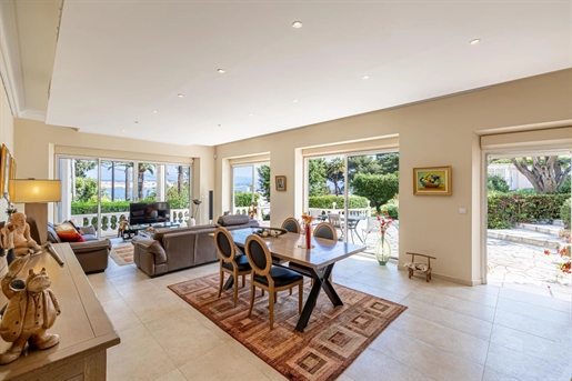 Cap d& 039 Antibes: Located in a sought after area a few minutes walk from the beach and shops, eleg