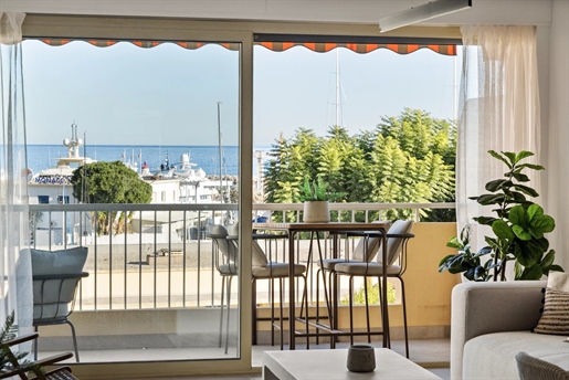 Situé dans le centre de Beaulieu-sur-Mer, cet appartement luxueux offre une vue imprenable sur la m