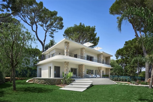 With its breathtaking view of the sea and the landscapes of Cap d& 039 Antibes, Villa Le Cap will se