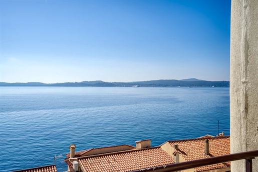 Dream sea views....

Facing the sea, in the heart of the city center, within walking dista