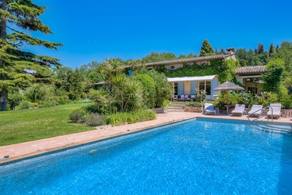 Hidden by lush greenery, this splendid, typically Provencal villa set in beautiful landscaped garden