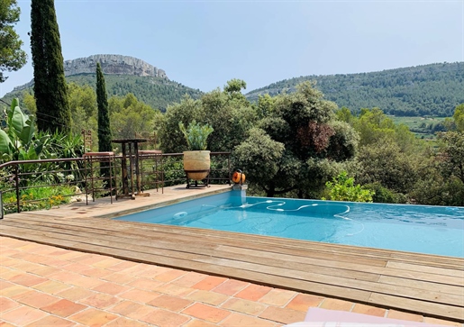 Cassis - This beautiful air-conditioned Provencal bastide enjoys an exceptional panoramic view and i