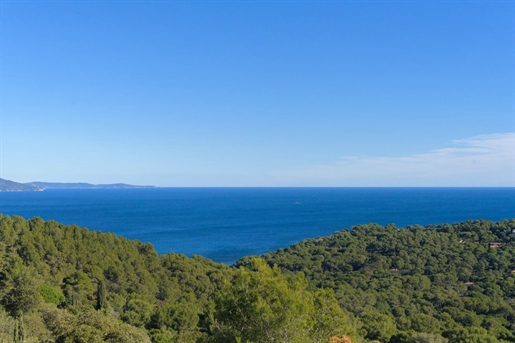 Bormes-Les-Mimosas, sur les hauteurs du domaine privé et gardé du Gaou Bénat et au cœur de