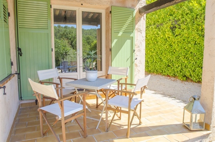 Well situated large villa in a quiet area with easy access to Sophia Antipolis. 

Beamed l
