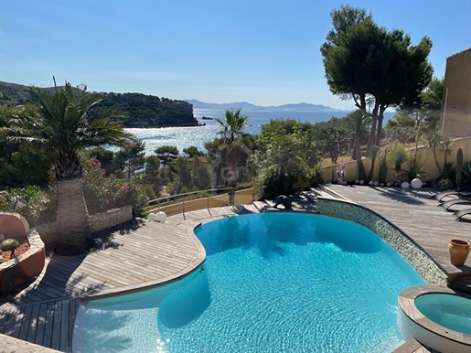 Prestigious house in perfect condition in Neo-Provencal style with sea view, swimming pool and garag