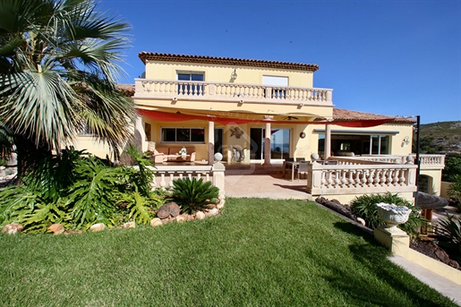 Maison de prestige en parfait état de style néo-provençal avec vue mer, piscine et garag