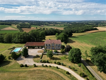 This splendid country estate offers spectacular panoramic views from every angle. 

Meticu