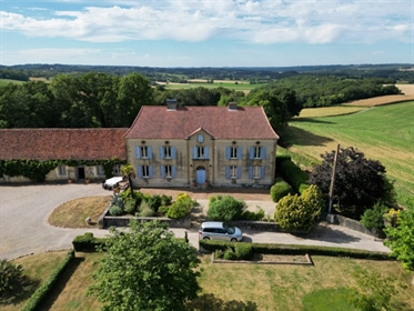 This splendid country estate offers spectacular panoramic views from every angle. 

Meticu