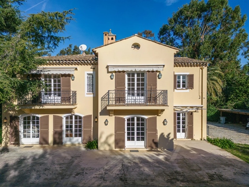 Provencal villa of approximately 250 m2, overlooking mature fully landscaped flat gardens of 1454 m2