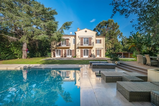 Provençaalse villa van ongeveer 250 m2, met uitzicht op volgroeide volledig aangelegde vlakke tuine