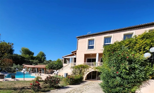 In the stunning Provencal village of La Fare Les Oliviers, come and discover this magnificent proper