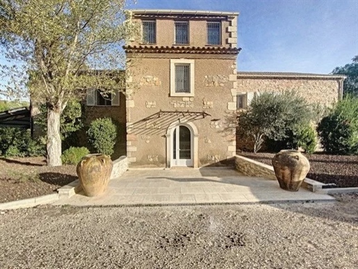 Magnificent property, spread over more than 16 hectares including 6 hectares of vineyards, in Aop &