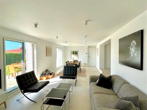 Eze bord de Mer, lovely 91.12 m2 3 bedroom garden level apartment in a small, sunny condominium with