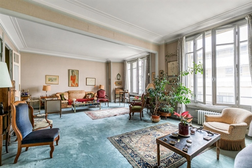 Paris 6th elegant family home in a sought after neighbourhood.

On the 3rd floor of a gorg