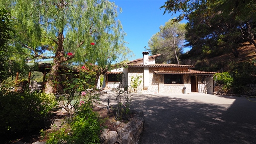 Saint Martin de Peille, Private and secure domain. Charming stone single storey villa of 180 m2 with