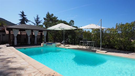 Saint Martin de Peille, Private and secure domain. Charming stone single storey villa of 180 m2 with