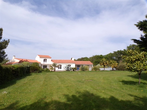 Unique and exceptional 1.9 ha haven of peace with its two houses and swimming pool in the Vendee, ju