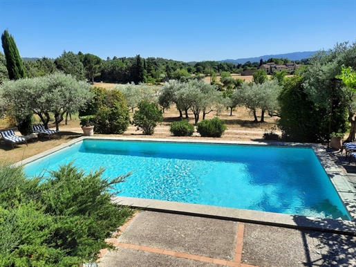 Lourmarin, all amenities 800 metres away. In a bucolic setting, on terraced land planted with olive