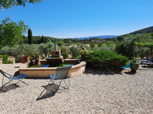 Lourmarin, all amenities 800 metres away. In a bucolic setting, on terraced land planted with olive