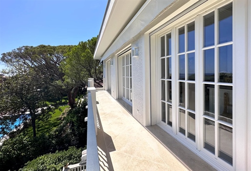 Located in the heart of Saint-Jean-Cap-Ferrat in absolute calm and within walking distance of the vi