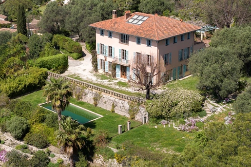 A unique bastide in Nice, offering uninterrupted views over the city of Nice and the Baie des Anges.