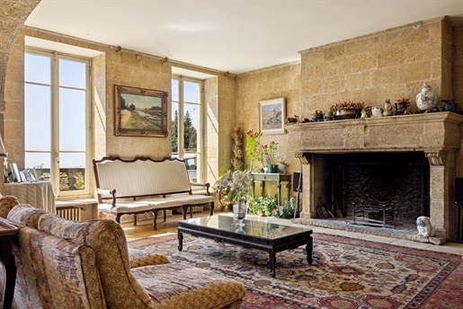 A unique bastide in Nice, offering uninterrupted views over the city of Nice and the Baie des Anges.