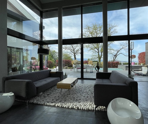 Set in a quiet, ultra-privileged environment, this magnificent architect-designed villa boasts 275 m