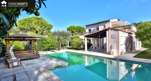 Villefranche sur mer, in the most beautiful secure domain, very beautiful Provencal villa of 200 m2