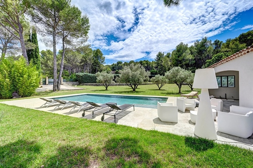 Only twenty minutes from Aix-En-Provence, in a quiet area protected from all nuisances, while being