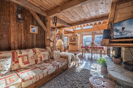 Come and discover this charming 156 m2 chalet in the heart of Les Praz de Chamonix, with its excepti