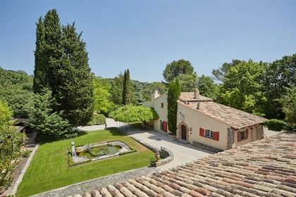 17Th century Hunting lodge in a great location, just 2 km& 039 s from the centre of Aix en Provence.
