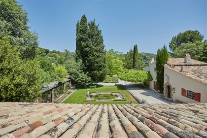 17Th century Hunting lodge in a great location, just 2 km& 039 s from the centre of Aix en Provence.