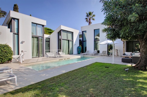 Tastefully decorated modern villa of 400 m2 with 5 bedrooms with charm and character a few meters wi